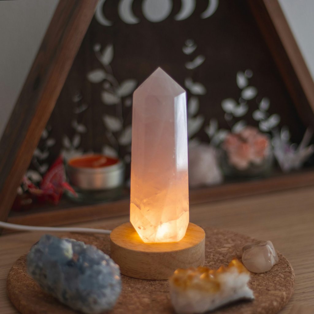 ein Tisch mit einem Stein und einer Lampe